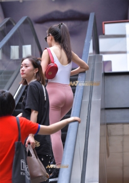 粉色紧身裤女孩