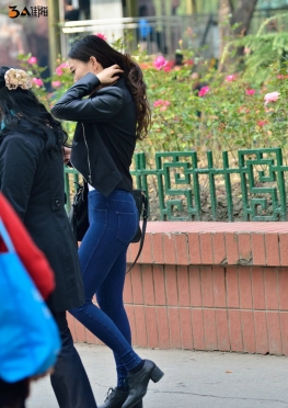 街拍逛街的蓝色紧身牛仔裤长腿美女图