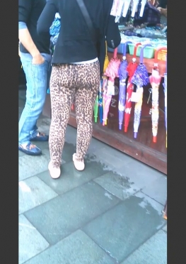65317街拍论坛豹纹紧身裤长腿美女视频