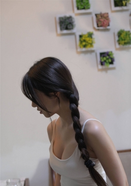 73030-73031吃雪糕的紧身瑜伽裤大长腿丰满美女视频