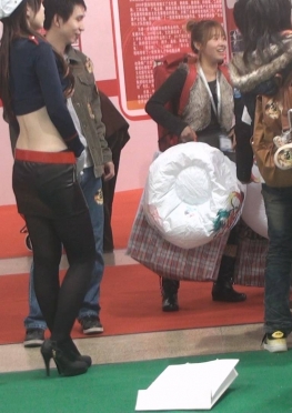 65871街拍黑色皮短裙黑丝大长腿美女视频