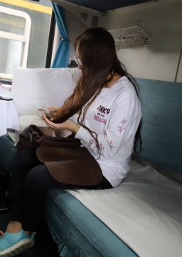 2018-DXG-008【286P】放暑假偶遇坐火车回家的眼镜女同--套图