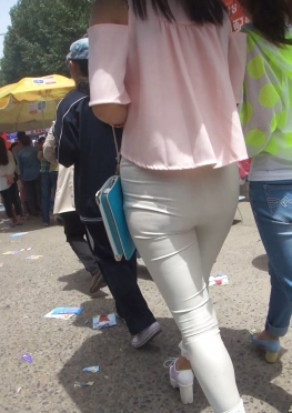 59119在校园里行走的灰色紧身皮裤翘臀大长腿美女同学视频