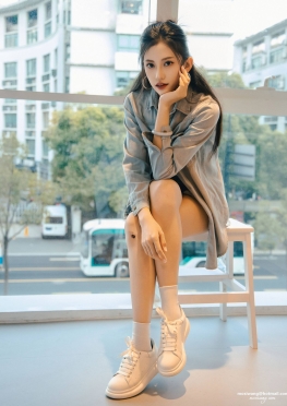 Z愉X-001可乐【120P+2V】牛仔热裤白袜长腿大--女同--套图视频