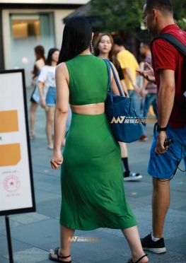 蓝裙丰满少妇