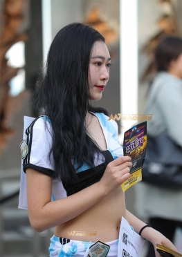 我为阿根廷队痴迷，超短紧身热裤大长腿模特足球宝贝美女