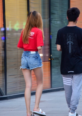街拍热裤妹子长腿小姐姐美女图片