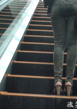 63313-63314-63315逛街的紧身牛仔裤长腿模特女孩视频