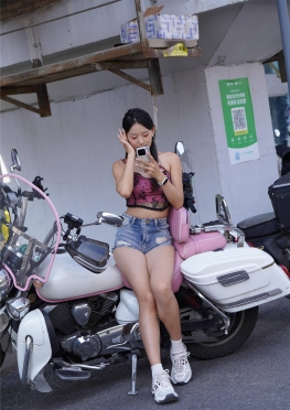 7067机车牛仔RK【528P】紧身牛仔热裤长腿美女图片