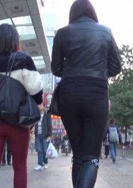 59668逛街的黑色紧身裤翘臀长腿美女视频
