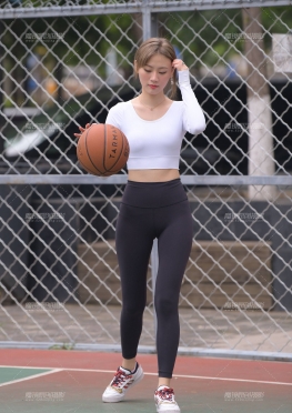 (42995) 打篮球的黑色瑜伽裤美女 [28P]
