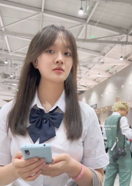 72339逛漫展的jk短裙过膝黑袜长腿小姐姐视频