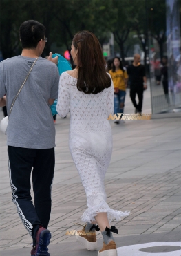 镂空白裙少妇