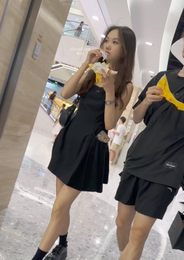 72079和朋友逛商场的短裙大长腿美女视频