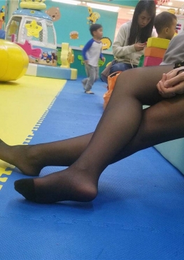 73101-73102在淘气堡睡觉的黑丝足长腿美女视频