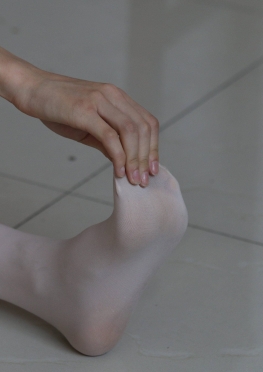 DXG-W009【363P+5V】教室里的白丝足长腿美女女同--套图视频