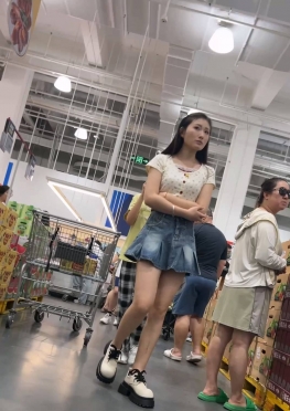73792逛超市的牛仔短裙大长腿美女视频