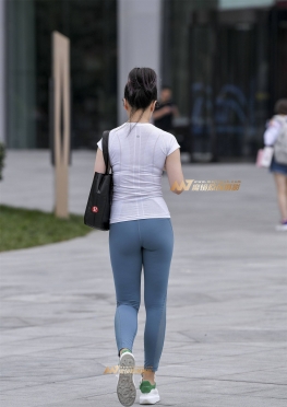 浅蓝色瑜伽裤美女