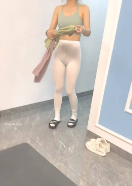 71750来我家锻炼的紧身瑜伽裤长腿美女同学视频