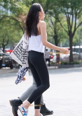 自然洒脱、黑色紧身瑜伽裤美女