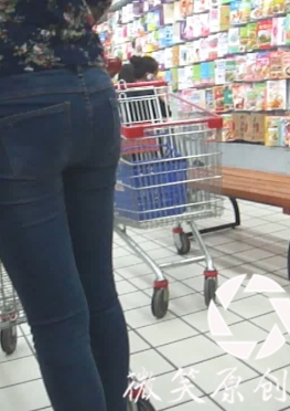 59695逛超市的蓝色紧身牛仔裤翘臀美女少妇视频
