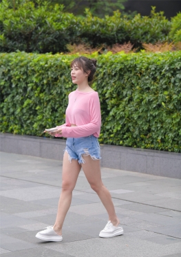 418牛仔Dk【45P】逛街的破洞牛仔热裤大长腿女孩