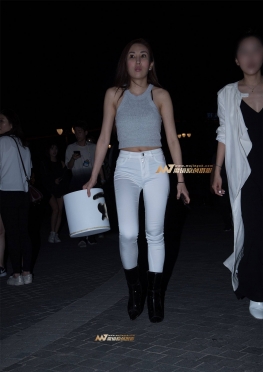 性感的白裤女人