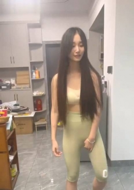 71539来家里做客的半透明紧身瑜伽裤长腿美女同--视频