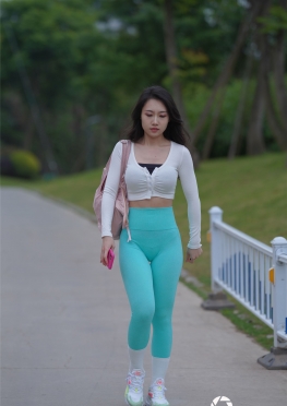 盛夏公式【356P】街拍身材姣好的紧身裤女孩套图