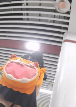 72324乘坐地铁的jk短裙黑袜长腿美女视频