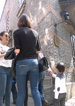 75022逛街的蓝色紧身牛仔裤长腿美女视频