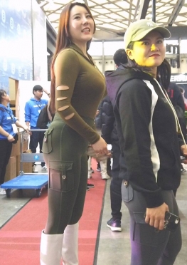 75093活动现场的紧身裤美女视频