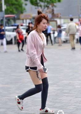 魔镜原创街拍第一站运动短裤性感纹身美女