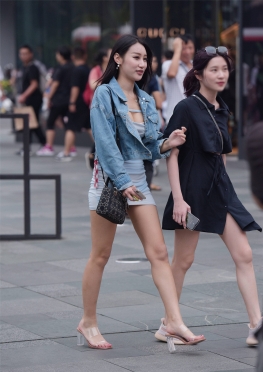 390灰S包TQ【49P】身材丰满的牛仔外套超短裙长腿极品美女