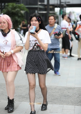可爱的网袜美眉