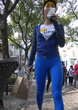 75027-75028逛街的蓝色紧身瑜伽裤长腿美女视频