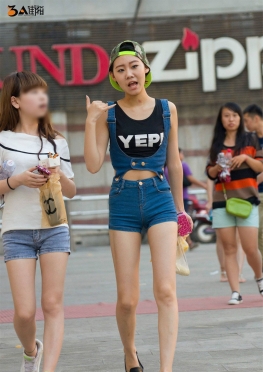 街拍带鸭舌帽的紧身牛仔热裤短裤长腿美女同学图