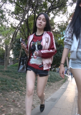75076-75077逛街的超短牛仔热裤大白腿美女视频