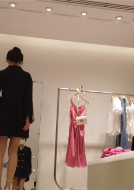 65851魔镜街拍第一站黑色超短裙大长腿美女视频