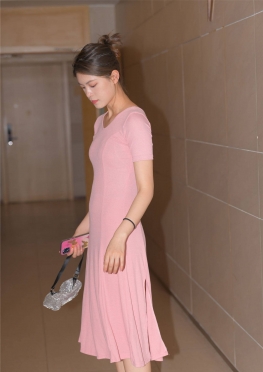 5005FS长裙【894P】粉色开叉短裙大白腿长腿美女套图