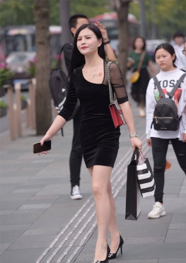 400打电话HS连衣Q【68P】提着东西的短裙长腿小姐姐套图