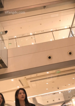 72516陪闺蜜逛街的黑色超短包裙大长腿极品美女视频