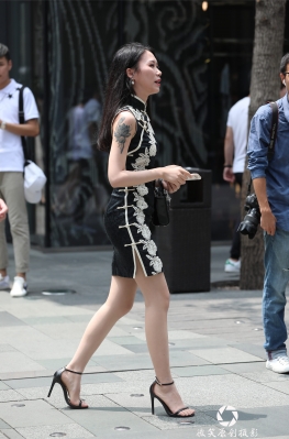 侧扣旗袍【42P】魔镜街拍美术馆一路走来玩手机的黑色旗袍美腿高跟鞋美女套图