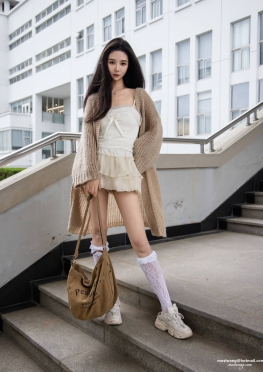 Z愉X-017南南【112P+2V】教室里的白色蕾丝网袜长腿女同--视频