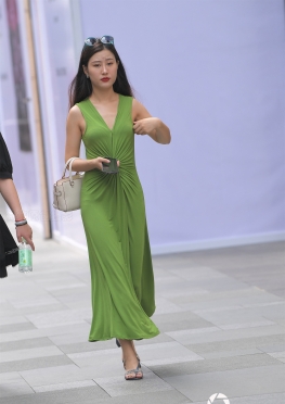 魔镜街拍第一站性感的少妇，绿色长裙美胸美女图片