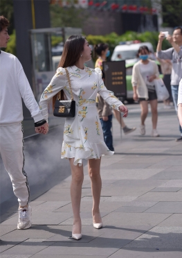 403白Q【75P】逛街的白色短裙大长腿女孩套图