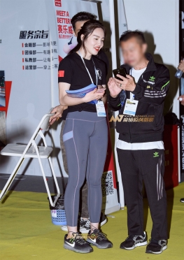 灰色紧身瑜伽裤美臀长腿美女图片