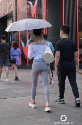 撑伞灰色瑜伽【60P】逛街的灰色紧身裤长腿美女套图