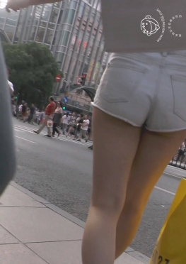72047-72051逛街的白色短裤热裤长腿美女视频