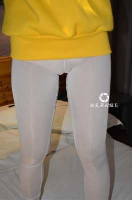 C283【67P】3a街拍第一站白色紧身裤长腿美女套图，身材不错的健身教练